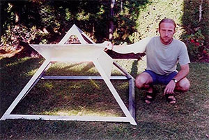 Julio Ceres con su pirámide terapéutica