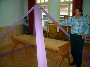 Gabriel Silva con las pirámides recién instaladas en Khyma