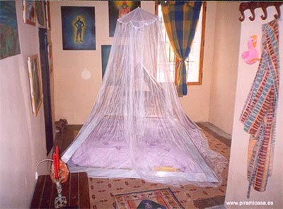 Piramicama con mosquitera blanca