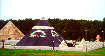 Pirámides en una comunidad mística en Georgia