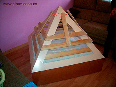 Piramicuna rosa con peluche en su interior